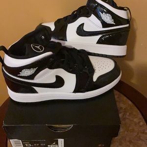 Jordan 1 Mid SE (Black and White )